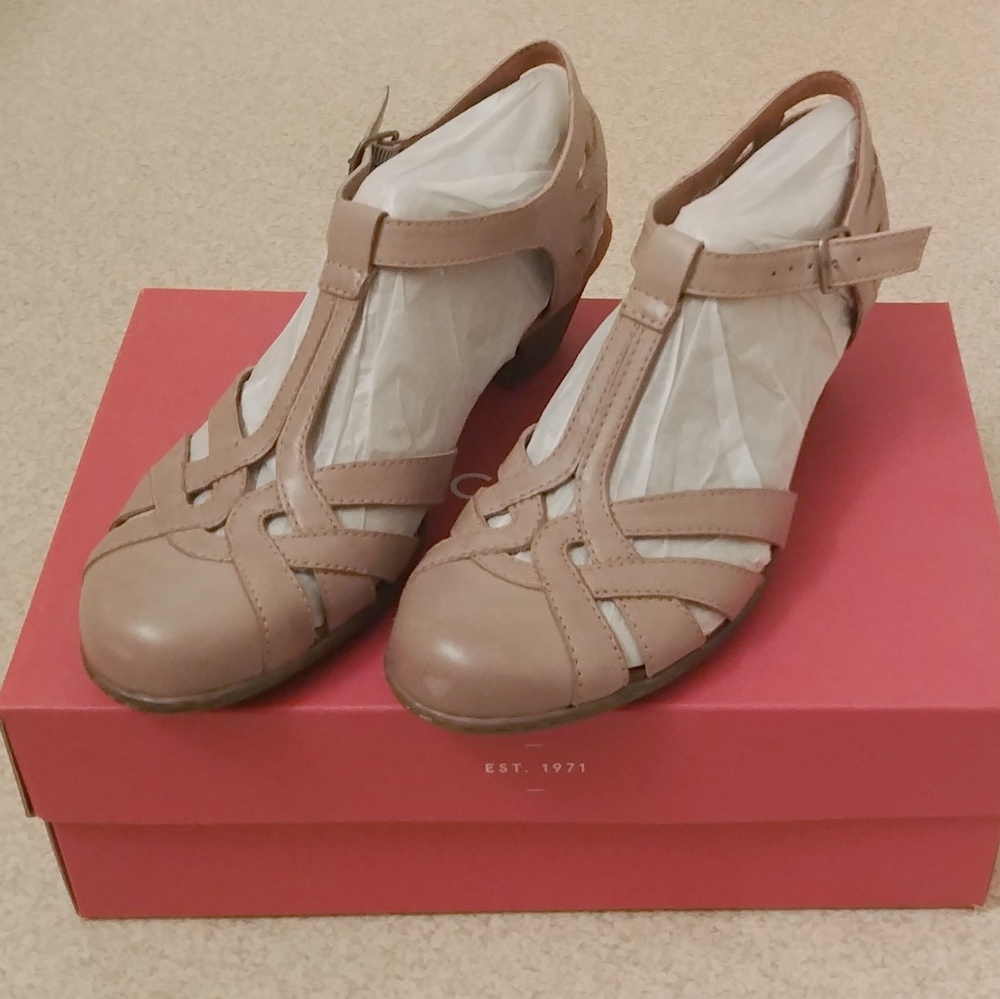 Cobb Hill Aubrey Sandals in Tan, 7.5 M